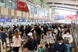 Des passagers à l'aéroport international de Nôi Bai, Hanoi. Photo: VNA