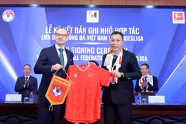Le président de la VFF Trân Quôc Tuân (droite) et Peer Naubert, directeur marketing de Bundesliga International, présents à la cérémonie. Photo: VFF