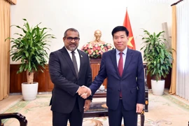 Le vice-ministre des Affaires étrangères (AE), Nguyên Manh Cuong (droite) et son homologue des Maldives, Abdulla Khaleel.