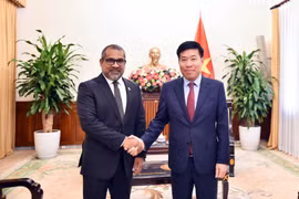 Le vice-ministre des Affaires étrangères (AE), Nguyên Manh Cuong (droite) et son homologue des Maldives, Abdulla Khaleel.