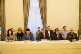 Les délégués présents à la table ronde. Photo: VNA