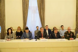 Les délégués présents à la table ronde. Photo: VNA