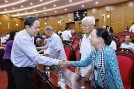 Le président de l’Assemblée nationale, Trân Thanh Mân, et d'anciens dirigeants au niveau central, de la ville de Cân Tho et de la 9e zone militaire. Photo: VNA