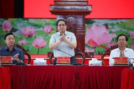 Le Premier ministre lors de la réunion avec des représentants de différents ministères, organismes et localités du Sud, sur la mise en œuvre des projets clés de transport dans la région. Photo: VNA