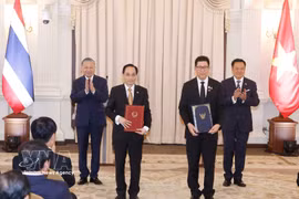 Le secrétaire général du Parti communiste du Vietnam (PCV) et président vietnamien, To Lam, et le Premier ministre thaïlandais, Anutin Charnvirakul, à la cérémonie d'échange de plusieurs accords de coopération. Photo: VNA