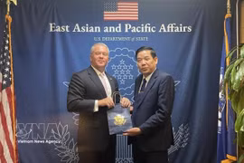Le général de corps d’armée Nguyên Van Gâu, vice-ministre de la Défense (droite) et Michael George DeSombre, secrétaire d’État adjoint des États-Unis chargé de l’Asie de l’Est et du Pacifique. Photo: VNA