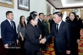 Trân Câm Tu rend hommage à Xaysomphone Phomvihane, au siège de l'ambassade du Laos à Hanoi. Photo: VNA