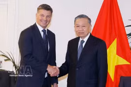 Angus Taylor, chef de l’opposition et président du Parti libéral australien et le secrétaire général du Parti et président de la République Tô Lâm (droite), en août 2026 en Australie. Photo: VNA