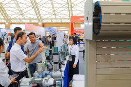 Visiteurs à la foire. photo: VNA