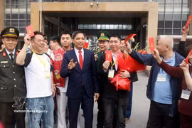 Les autorités de la province de Quang Ninh accueillent les premiers touristes étrangers. Photo: VNA