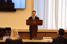 L’ambassadeur Mai Phan Dung, chef de la Mission du Vietnam auprès des Nations Unies, de l’Organisation mondiale du commerce et d’autres organisations internationales à Genève, s'exprime lors du débat. Photo: VNA