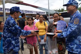 La Garde côtière du Vietnam apporte son soutien humanitaire aux Philippines pour faire face aux conséquences du super typhon Bualoi et d’un puissant séisme de magnitude 6,9, qui ont gravement touché plusieurs localités de la ville de Cebu. Photo: nhandan.vn