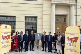 Cérémonie de réinstallation de la plaque commémorative dédiée au Président Hô Chi Minh sur la Place du journal La Marseillaise. Photo; VNA