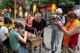 Des touristes étrangers à Hanoi. Photo: VNA