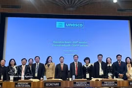 La délégation vietnamienne à la 224e session du Conseil exécutif de l’UNESCO, tenue à Paris. Photo: VNA