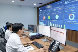 Le Centre de supervision et d’exploitation intelligente (IOC) de la ville de Đà Nẵng met en œuvre le partage de données avec les quartiers et communes. Photo: VNA
