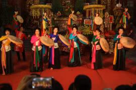 Un numéro artistique est présenté par la Troupe d'art des marionnettes de Hai Phong à la maison communale de Truc Cat, quartier de Le Chan. Photo : VNA