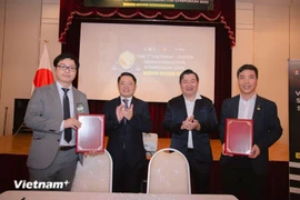 Le Collège FPT Polytechnic, l’Alliance pour le développement des ressources industrielles en semi-conducteurs du Vietnam et leurs partenaires japonais signent des protocoles d’accord (MOU). Photo: VietnamPlus