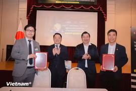 Le Collège FPT Polytechnic, l’Alliance pour le développement des ressources industrielles en semi-conducteurs du Vietnam et leurs partenaires japonais signent des protocoles d’accord (MOU). Photo: VietnamPlus