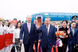 Le secrétaire général du Parti communiste du Vietnam et président de la République, Tô Lâm, et son épouse en Chine. Photo: VNA