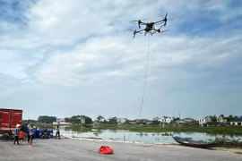 Des opérations de sauvetage à couper le souffle menées par des "héros du drone" lors des inondations