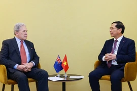Le vice-Premier ministre et ministre des Affaires étrangères, Bui Thanh Son, reçoit le ministre néo-zélandais des Affaires étrangères, Winston Peters, en marge de la troisième Conférence des Nations Unies sur l’Océan (UNOC3) à Nice, en France. Photo: VGP