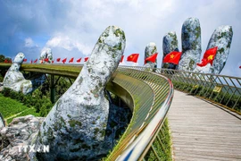 Le pont d'or, destination préférée des touristes nationaux et étrangers. Photo: VNA