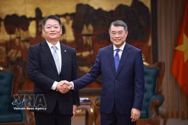 Le Premier ministre Le Minh Hung (droite) et Nagasaki Kotaro, gouverneur de la préfecture japonaise de Yamanashi. Photo: VNA