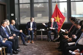 Le vice-Premier ministre permanent Nguyên Hoa Binh rencontre José Fernández da Ponte, président de la Fondation de développement Stellar. Photo: VTV