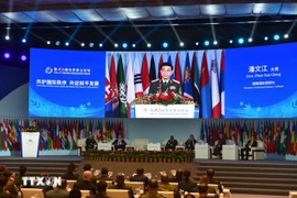 Le général Phan Van Giang, ministre de la Défense, s'exprime lors du forum. Photo: VNA