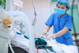 L’Hôpital Duc Giang déploie de nouvelles techniques médicales hautement spécialisées afin de sauver des patients gravement atteints. Photo: VNA
