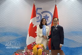 Le ministre des Affaires étrangères Le Hoai Trung rencontre la ministre canadienne des Affaires étrangères, Anita Anand, en juillet à Manille (Philippines). Photo: VNA