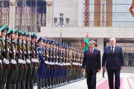 Le président biélorusse, Alexandre Loukachenko et le secrétaire général du Parti, Tô Lâm (gauche), en visite d’État en Biélorussie. Photo: VNA