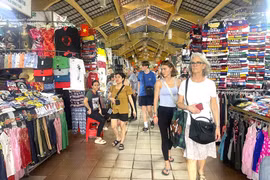 Le marché Bên Thanh à Hô Chi Minh-Ville attitre un grand nombre de touristes étrangers. Photo: VNA