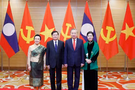 Les plus haut dirigeants du Vietnam et du Laos, ainsi que leurs épouses. Photo: VNA