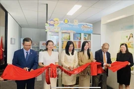 La vice-ministre Lê Thi Thu Hang, l'ambassadeur du Vietnam en Australie Pham Hung Tâm et le président de la VBAA, Trân Ba Phuc, ouvrent la bibliothèque vietnamienne. Photo: VNA