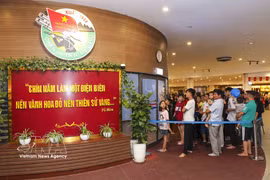 Des touristes à Diên Biên. Photo: VNA