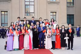 Le secrétaire général du Parti communiste du Vietnam et président de la République, To Lam, son épouse, et des représentants d'étudiants vietnamiens en Chine. Photo: VNA