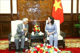 La vice-présidente de la République, Vo Thi Anh Xuan, et le professeur Tran Thanh Van. Photo: VNA