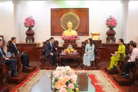 Nguyên Thi Ngoc Diêp, vice-présidente du Comité populaire de Can Tho (droite) et Tang Li, consul général de Chine à Hô Chi Minh-Ville. Photo: VNA