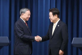 Le secrétaire général du Parti communiste du Vietnam (PCV) Tô Lâm (gauche) et le président sud-coréen Lee Jae Myung. Photo: VNA