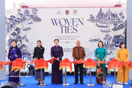Le président de l’AN thaïlandaise inaugure une exposition sur les 50 ans des relations Vietnam–Thaïlande. Photo: VNA