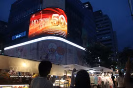 Des images retraçant les 50 ans de Hô Chi Minh-Ville sont diffusées sur des écrans géants dans le quartier piéton de Myeongdong, haut lieu touristique fréquenté par de nombreux visiteurs. Photo: VNA