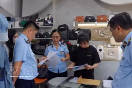 Des forces compétentes de Da Nang mènent des inspections dans des établissements commerciaux. Photo: VNA