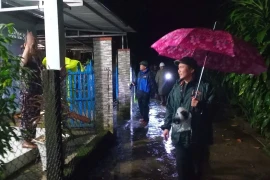 Le vice-président du Comité populaire de Da Nang, Trân Nam Hung inspecte les zones touchées par les glissements de terrain. Photo: VNA