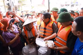 Le Premier ministre Pham Minh Chinh rend visite aux habitants affectés par les inondations dans le quartier Phan Dinh Phung, province de Thai Nguyên. Photo: VNA