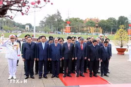 Des dirigeants rendent hommage au Président Hô Chi Minh et aux héros morts pour la Patrie. Photo: VNA