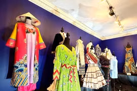 L’ao dai Nhât Binh et des costumes d'autres pays lors de l'exposition. Photo: VNA