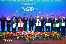 Le Premier ministre Pham Minh Chinh et son homologue singapourien Lawrence Wong assistent à la cérémonie de remise des documents de coopération entre les entreprises vietnamiennes et singapouriennes à Hanoi le 26 mars 2025. Photo: VNA