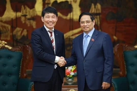 Le Premier ministre Pham Minh Chinh (droite) et Yamamoto Ichita, gouverneur de la préfecture de Gunma (Japon). Photo: VNA